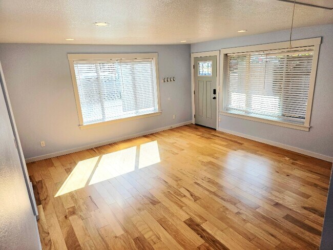 Foto del edificio - 3318 E 26th St