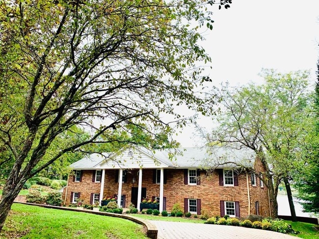 Building Photo - 25 S Deep Lake Rd