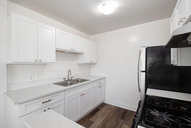 Foto del edificio - 4284 Schoolridge Ln