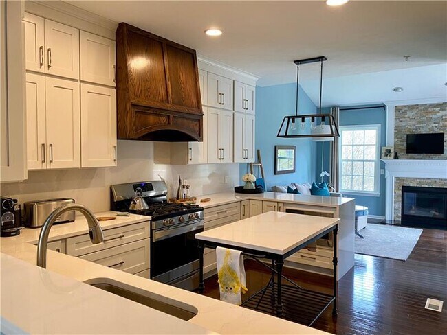 Building Photo - 912 Village Club Dr