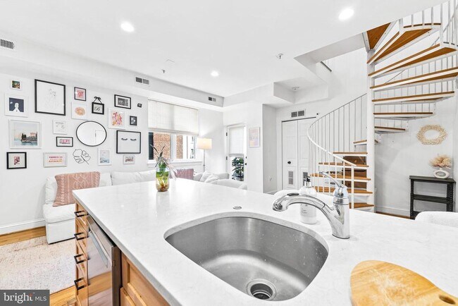 Foto del edificio - 1417 Chapin St NW