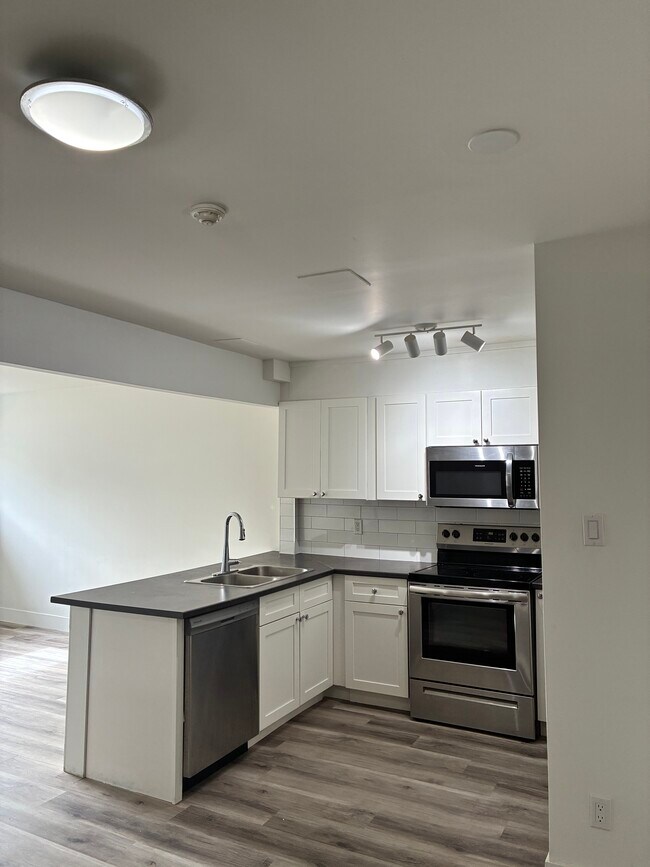 Photo du bâtiment - Fully Renovated Unit Available Now!