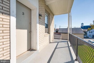 Building Photo - 302 W Main St