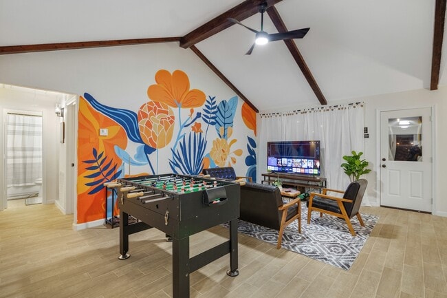 Foto del edificio - 5819 Chrystell Ln