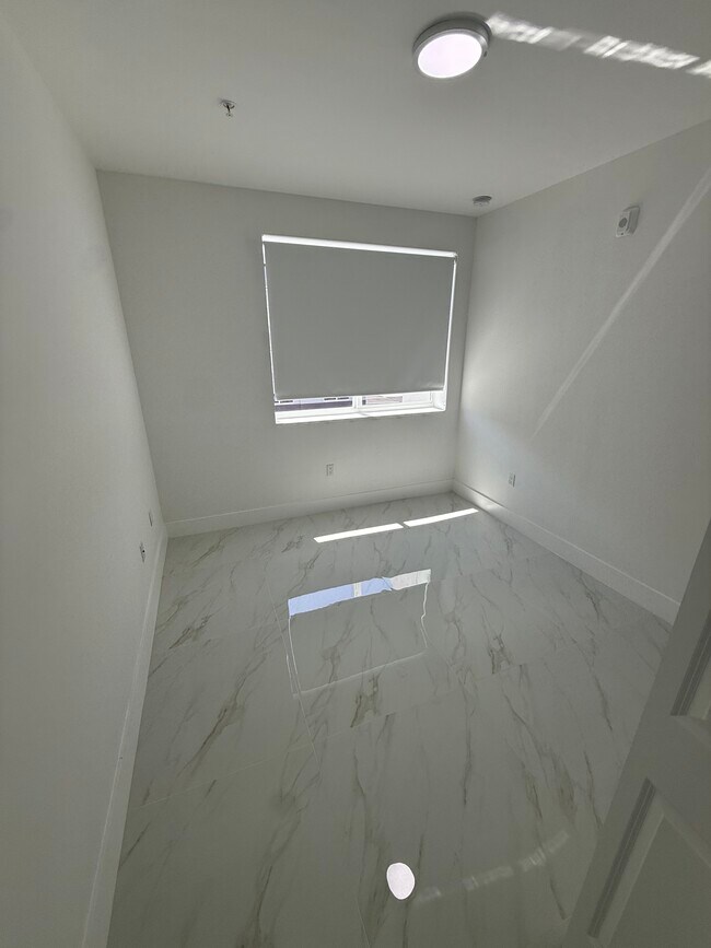 Foto del edificio - 725 E 23rd St