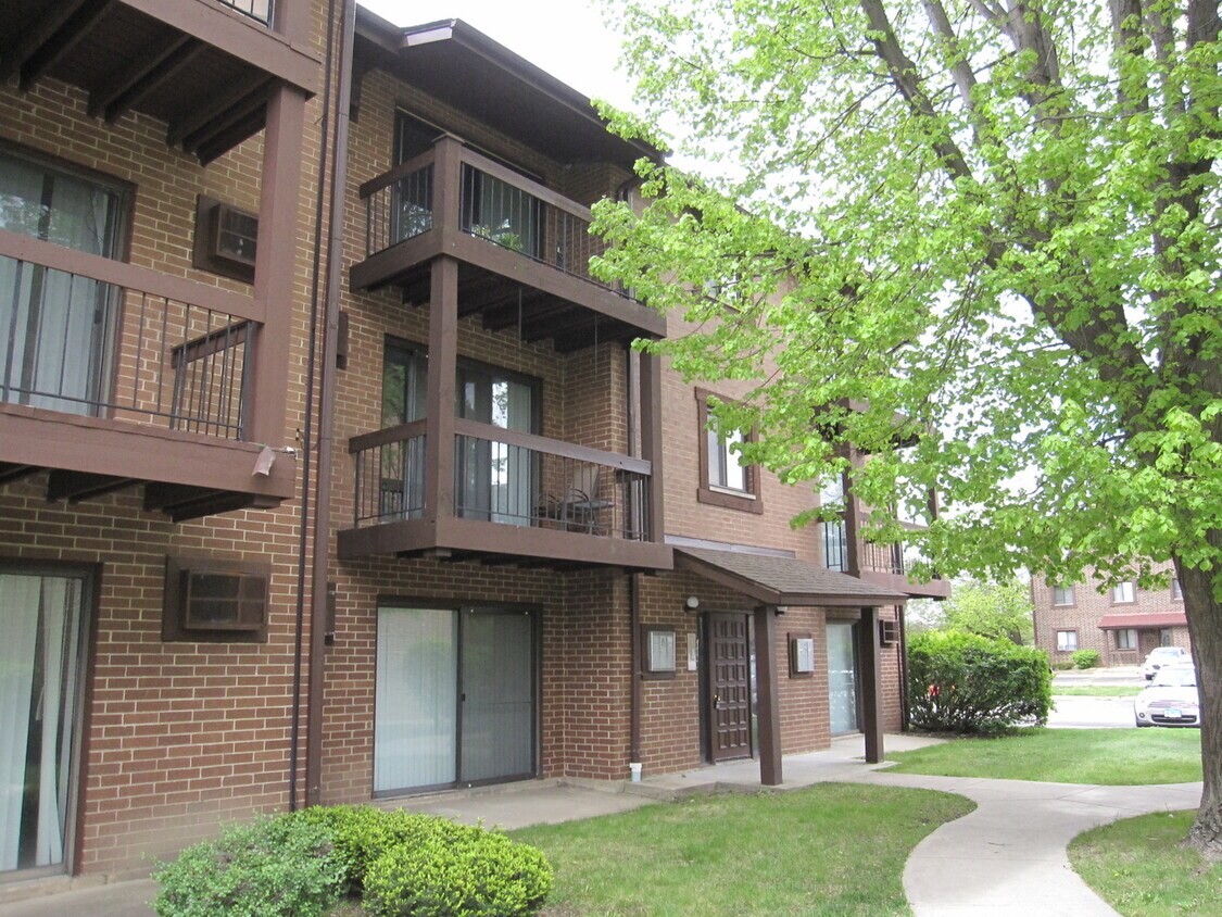1515 N Winslowe Dr Unit 2A, Palatine, IL 60074 Condo for Rent in