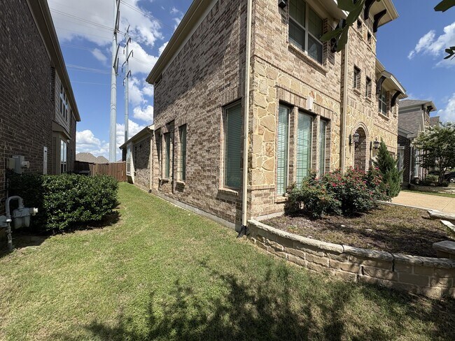Foto del edificio - 7952 Ashwood Ln