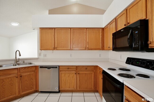 Foto del edificio - Lovely 3/2 Spacious Home with a Large Fenc...