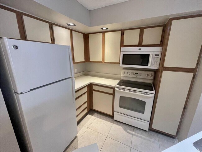 Foto del edificio - 3350 Pinewalk Dr N