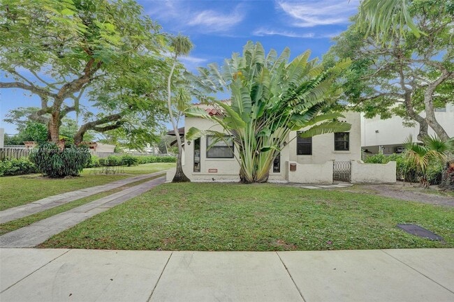 Building Photo - 418 SW 18th Ct