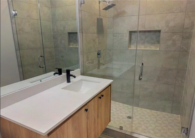 Foto del edificio - 705 N Emerald Ave