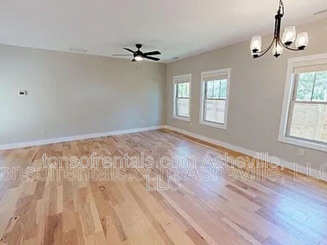 Foto del edificio - 583 Fairview Rd