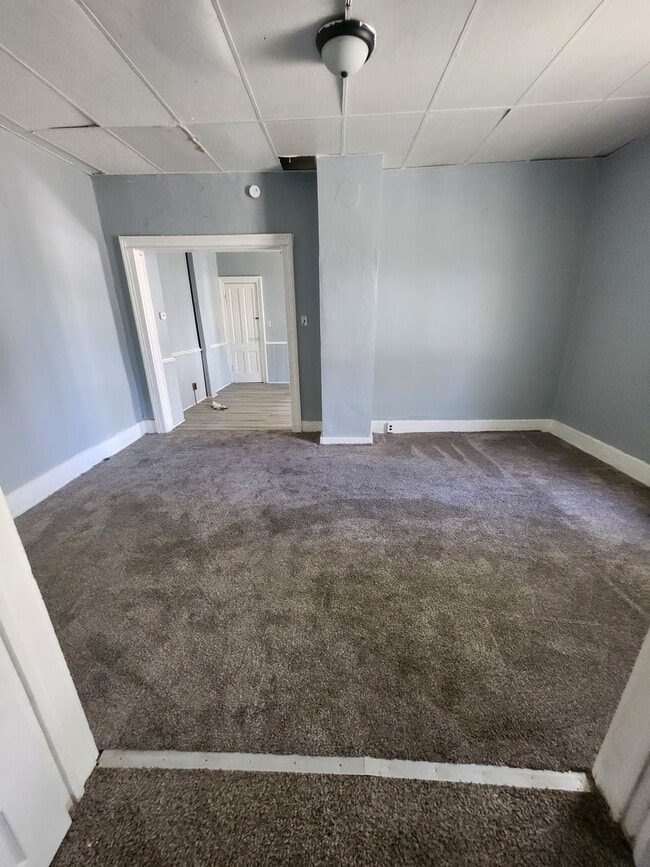 Building Photo - 3 bedroom townhouse on west side