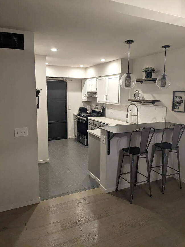 Kitchen with modern metal bartop - 2829 Shannon Cove Dr