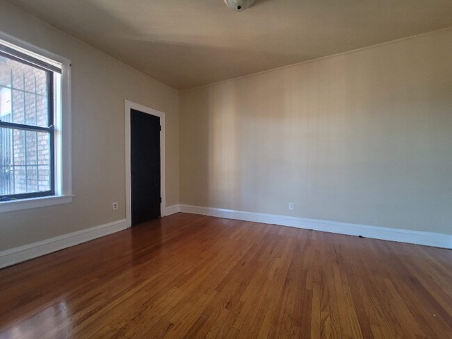 Foto del edificio - 1643 W 80th St