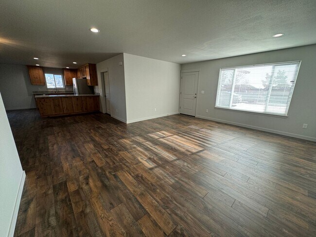 Building Photo - Newer 3 Bed 2 Bath Home In Roseburg