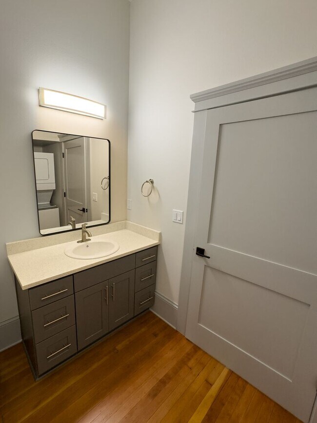 Foto del edificio - WINTER SPECIAL - NEWLY RENOVATED DOWNTOWN SALEM ONE BEDROOM