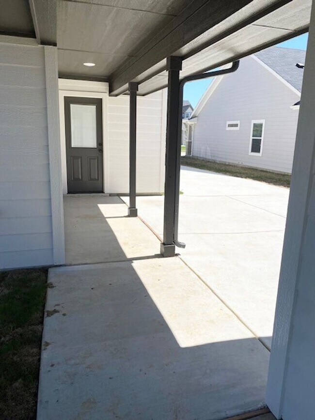 Building Photo - Beautiful Home located in Shannon Creek