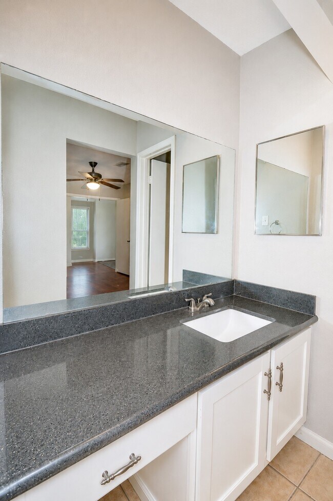 Building Photo - 2331 Stillmeadow Dr