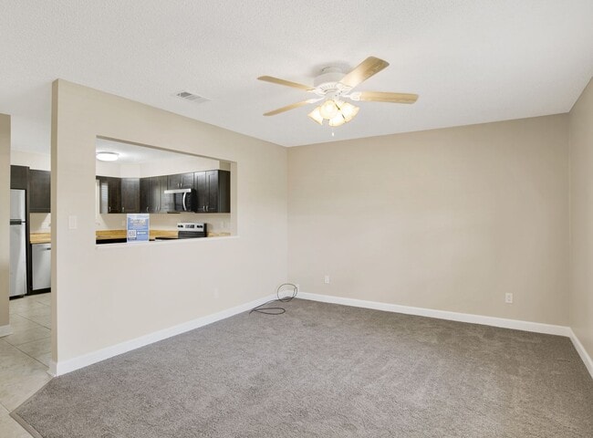 Building Photo - Beautifully Renovated Duplex with Private ...