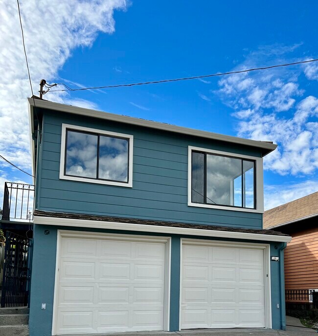 Recientemente renovado Duplex con garaje y patio trasero privado - 3907 Nevil St