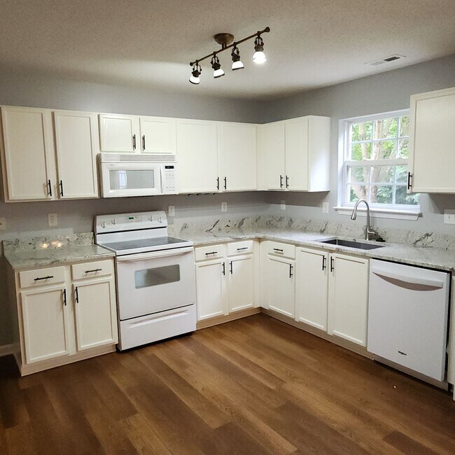 Foto del edificio - Inviting 2 Story House for Rent in Kerners...