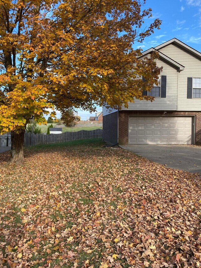 Building Photo - 995 Fairway Dr