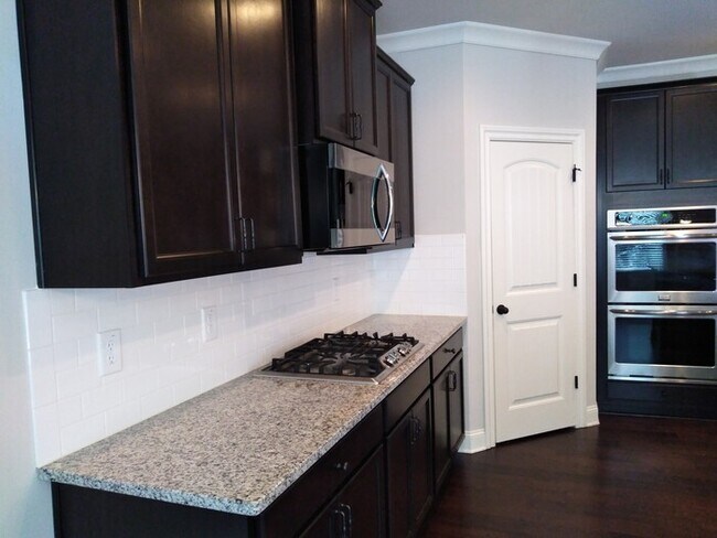 Building Photo - Beautiful 5 bedroom 4 bathroom Executive H...