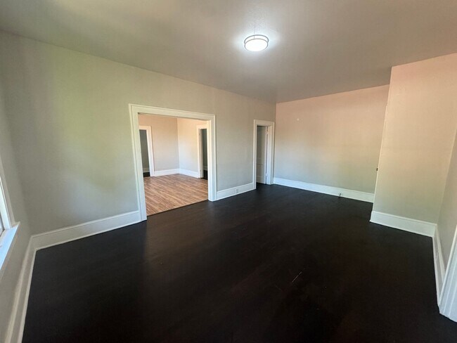Building Photo - Remodeled Highland Apartment