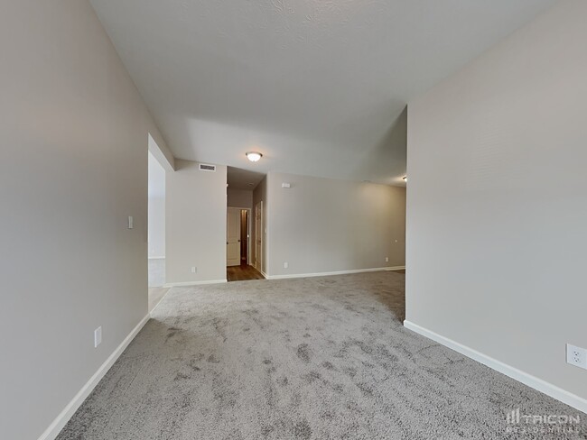 Foto del edificio - 15183 Royal Grove Dr