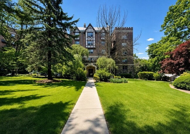 Building Photo - 100 E Palisade Ave