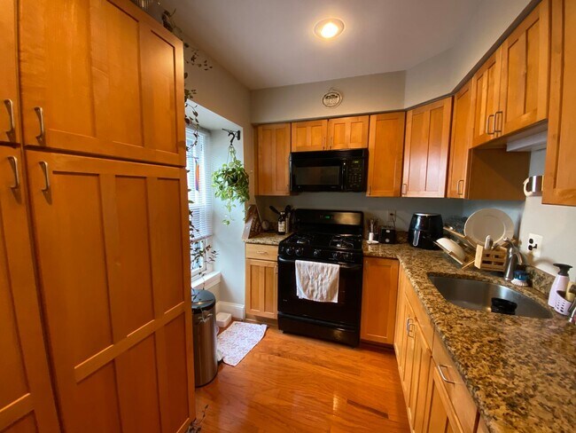 Foto del edificio - Updated 2BR/2BTH w/ HW Floors, A/C, W/D, D...