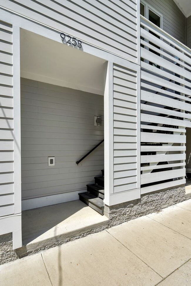 Building Photo - Awesome fully furnished 1BE/1BA in the Wav...