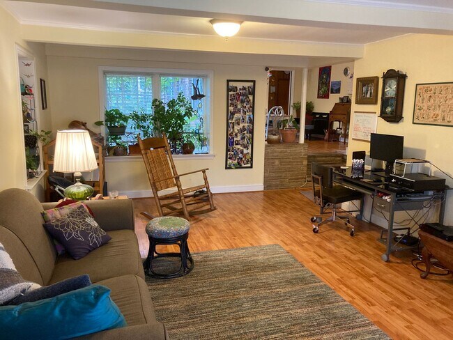 Building Photo - Beautiful 5-Points House Available Now!
