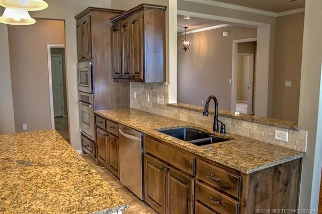 Building Photo - Beautiful 3 Bedroom with Game Room in Bixby.