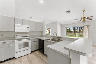 Building Photo - 5809 Sun Pointe Cir