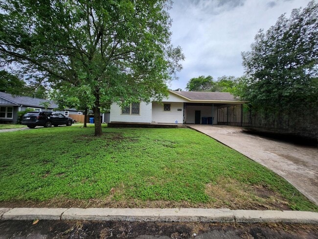 Building Photo - FOR LEASE!!