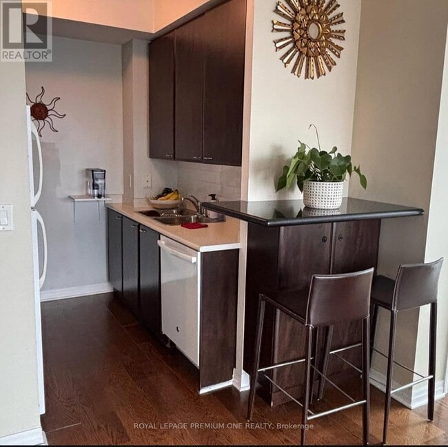 Photo du bâtiment - 220 Burnhamthorpe Rd W