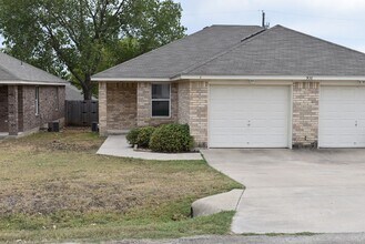 Building Photo - 930 Rosewood Dr
