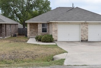 Building Photo - 930 Rosewood Dr