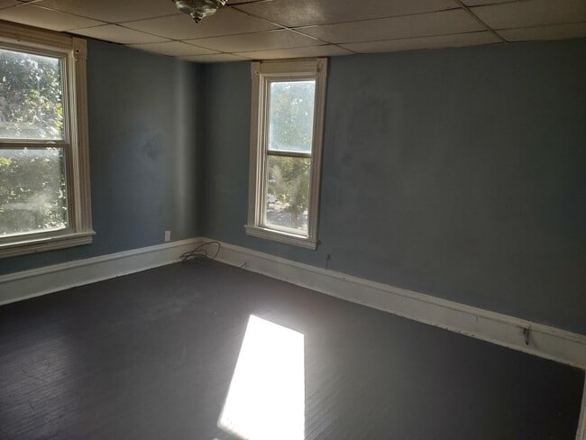 living room - 412 8th St SW