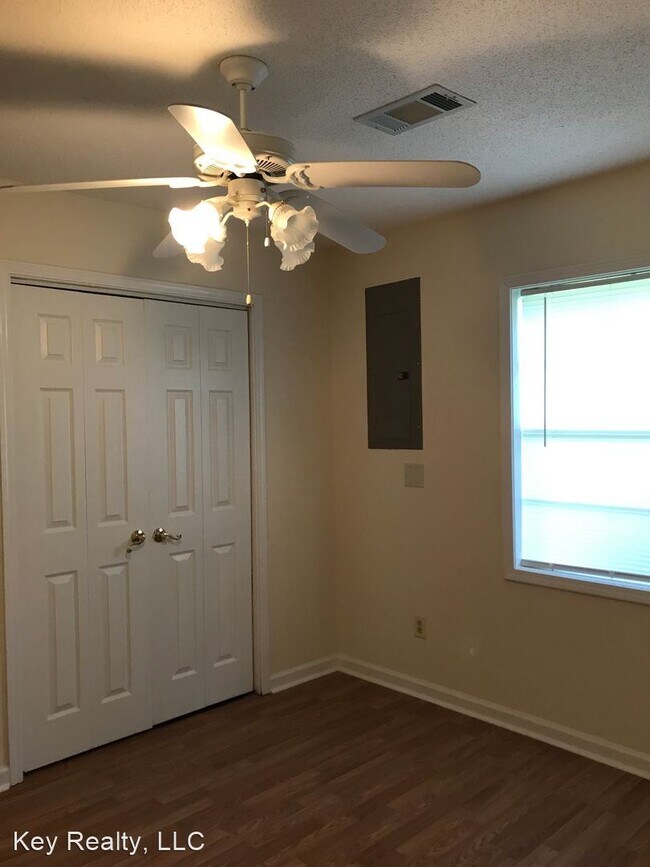 Building Photo - 3 br, 1.5 bath House - 109 Bell Rd.