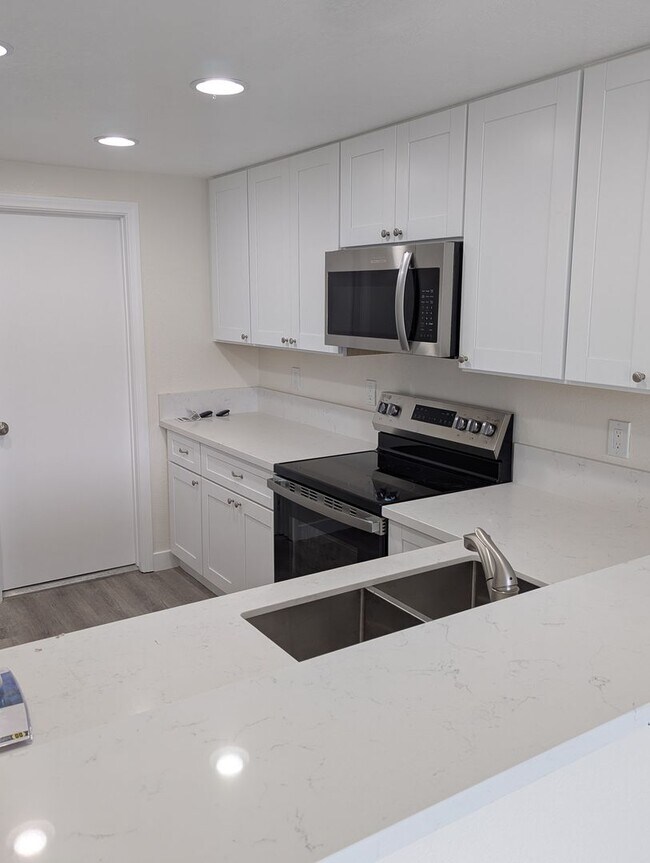 Building Photo - Upgraded 2 Bed/2.5 Bath Townhome