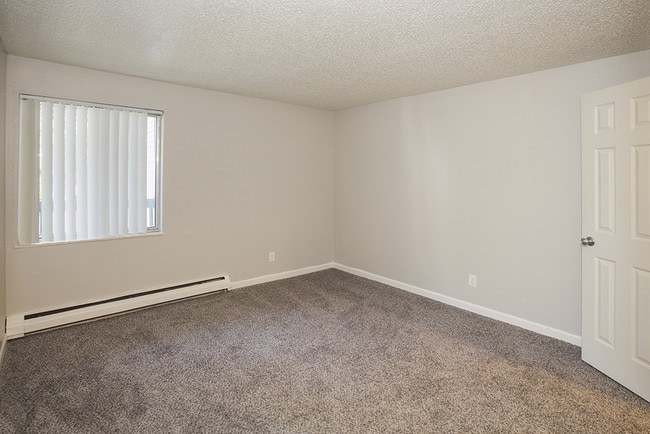 Building Photo - Lincoln Springs