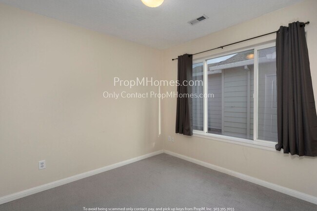 Building Photo - Spacious Three Bedroom Home: Perfect for F...