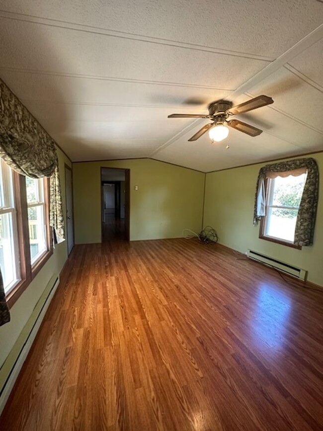 Building Photo - 2 Bed 1 Bath Nice Yard!