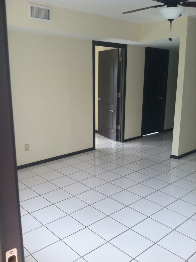 Foto del edificio - 2420 Cross St