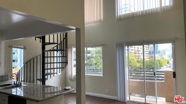 Foto principal - 701 S Kingsley Dr