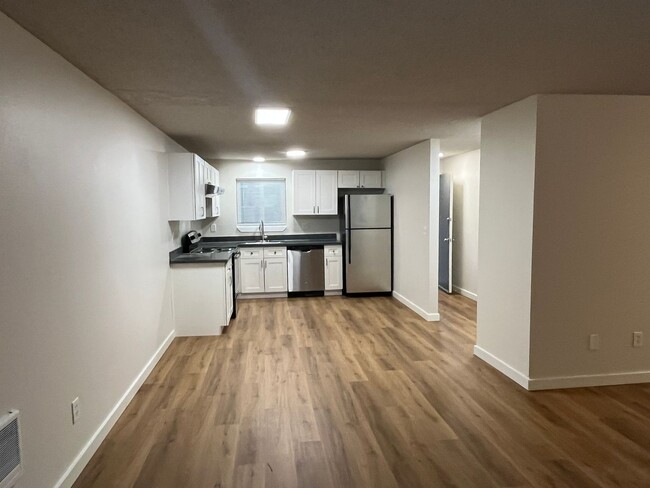 Building Photo - Spacious and Modern 1 Bedroom Located near...