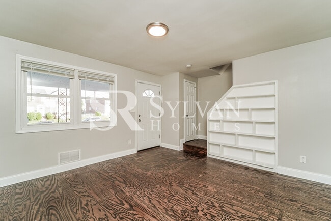 Building Photo - Four bedroom townhome available now!